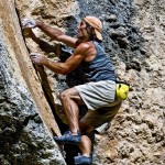 Jordi Salas escalando 6c free solo en Santa Ana