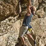 Jordi Salas escalando 6c free solo en Santa Ana