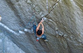 El escalador canadiense Sean McColl realiza Dreamcatcher 9a