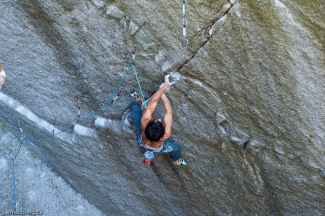 El escalador canadiense Sean McColl realiza Dreamcatcher 9a