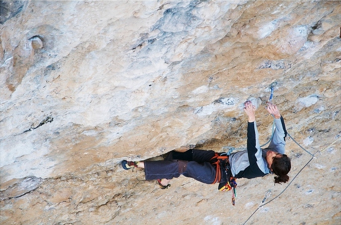 Eva López en Fish eye 8c en Oliana - Foto Vojtech Vrzba