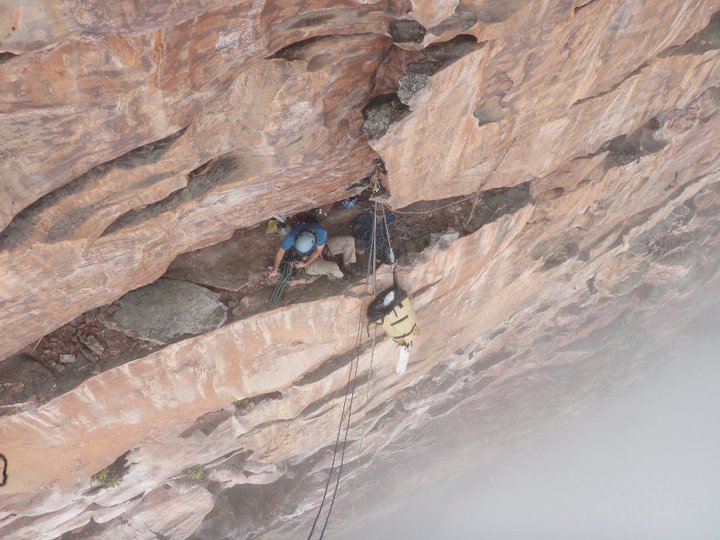 Alfredo Zubillaga en Fuga Hospitalaria 5.12c/d – L15 550 metros en el Tepuy Upuigma