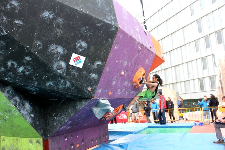 Carlos Catari en la 2da Copa Catalana de Escalada en Bloque 2011 - Foto Villan Alayón