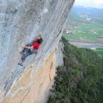 Chris Sharma en Chaxi 9a+ en Oliana - Foto Keith Ladzinski