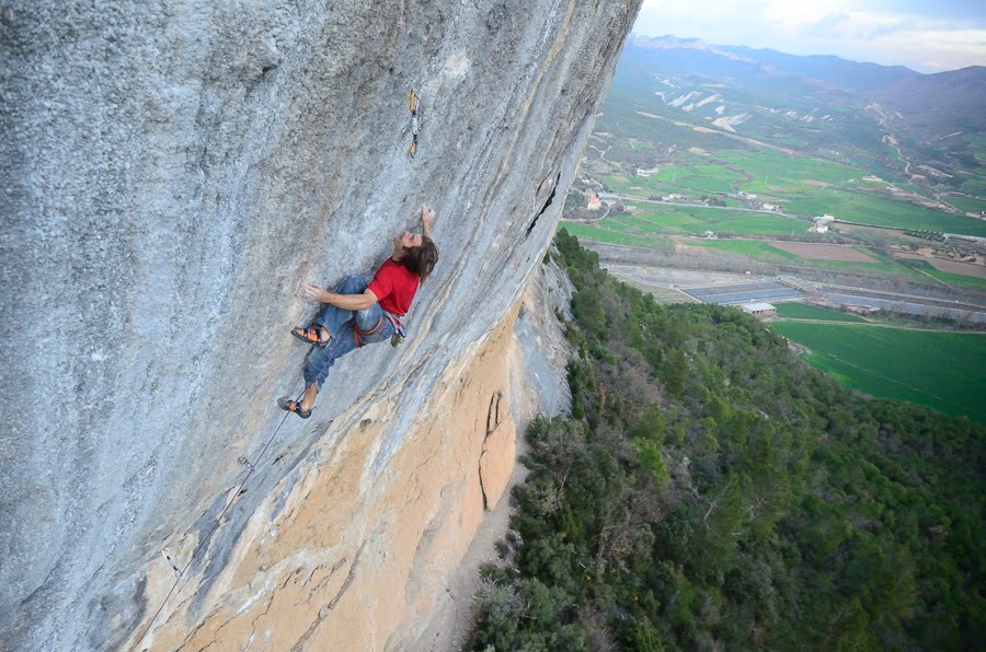 Chris Sharma en Chaxi 9a+ en Oliana - Foto Keith Ladzinski