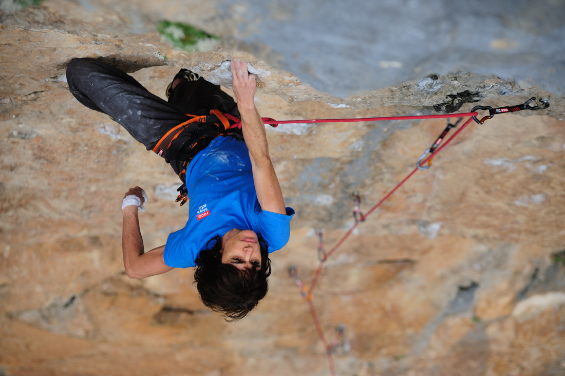 Eva López escalando en Collegats con el equipo Roca - Foto David Munilla