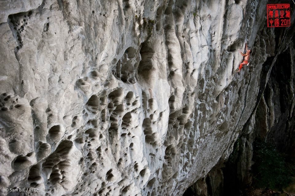 Mike Fuselier en Polvo tecnico 8c+ en el gran arco de Getu China - Foto Sam Bie