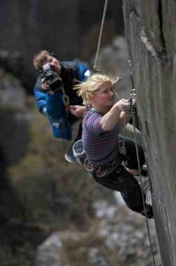 Hazel Findlay escalando en Gales. Foto Adrian Trendall