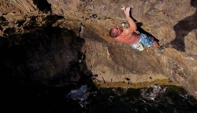 Neil Gresham escalando Hydrotherapy en Pembroke Foto Liam Cook