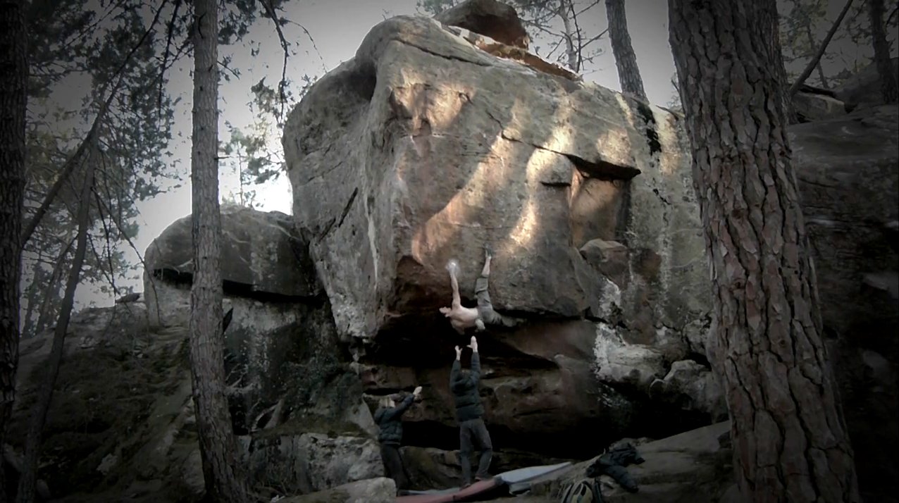 Video escalada boulder en Albarracín: Iker Arroitajauregi en FA Zartako 8a+