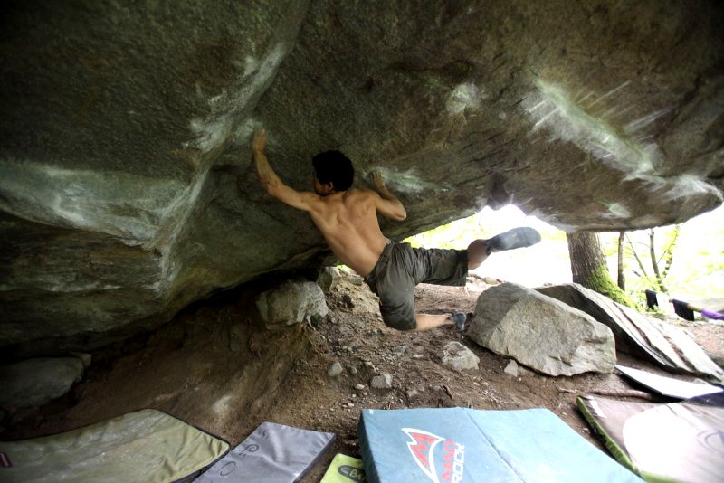 Dai Koyamada repitiendo The Story Of Two Worlds 8c+ salida más bajo