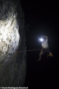 Marco Jubes se tira desde el top de Gladiator 8a+ Festival Nocturno de Escalada en Rodellar Petzl 2012 - Foto Darío Rodríguez