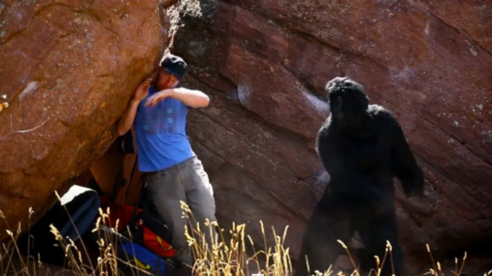Video de Chris Schulte encaleta los crashpads bajo los boulder