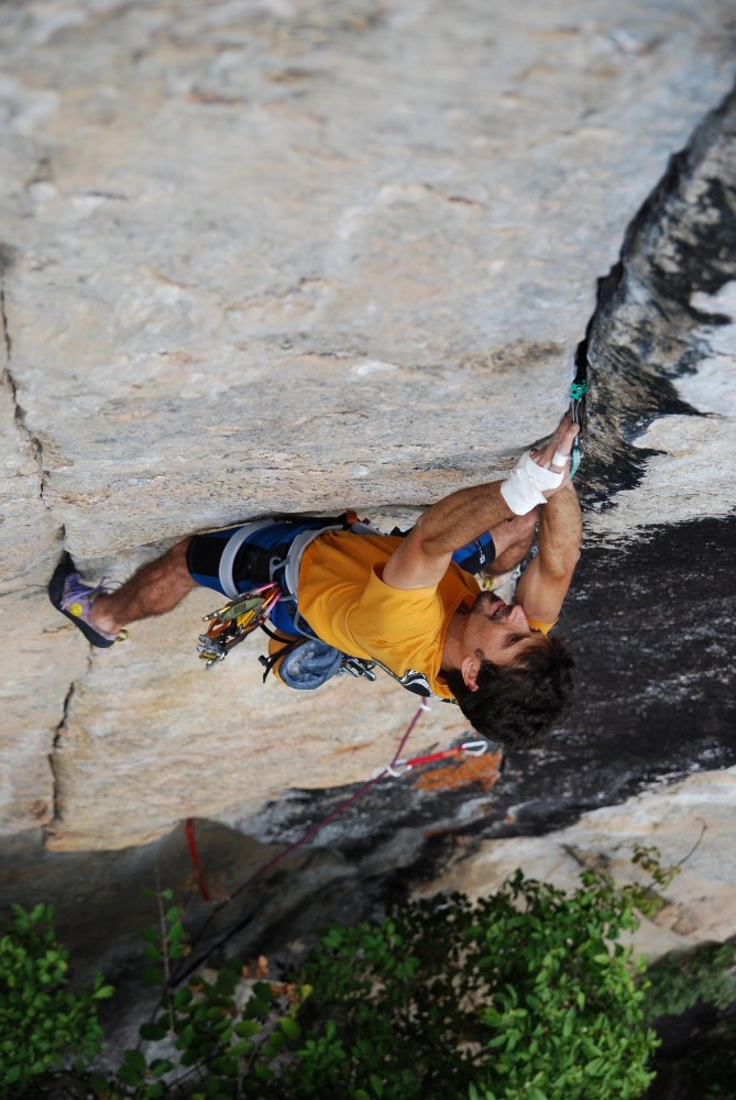 Fábio Muniz en una escalada clásica 