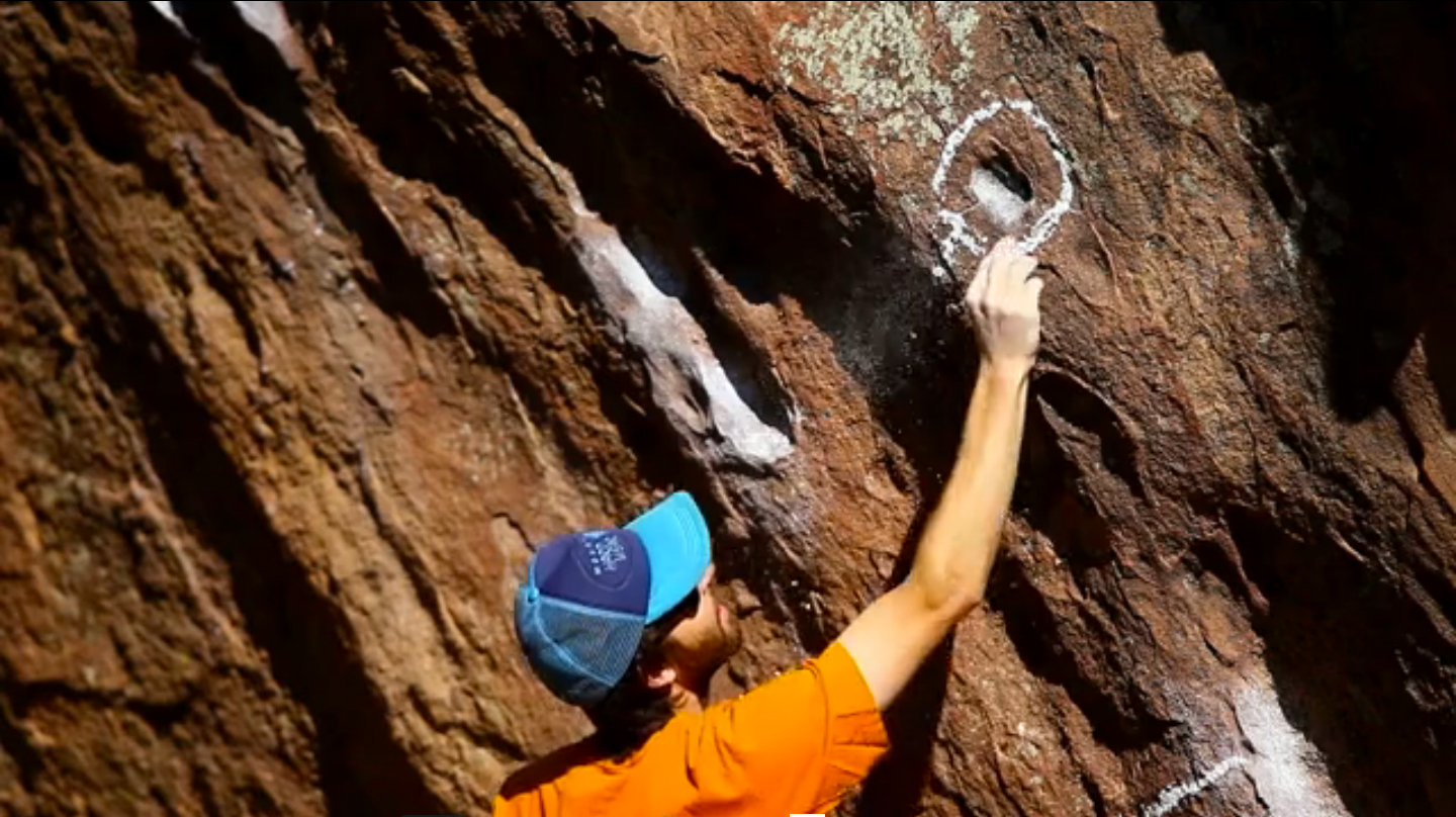 Escalada de magnesio en manos de un atleta en un centro de boulder