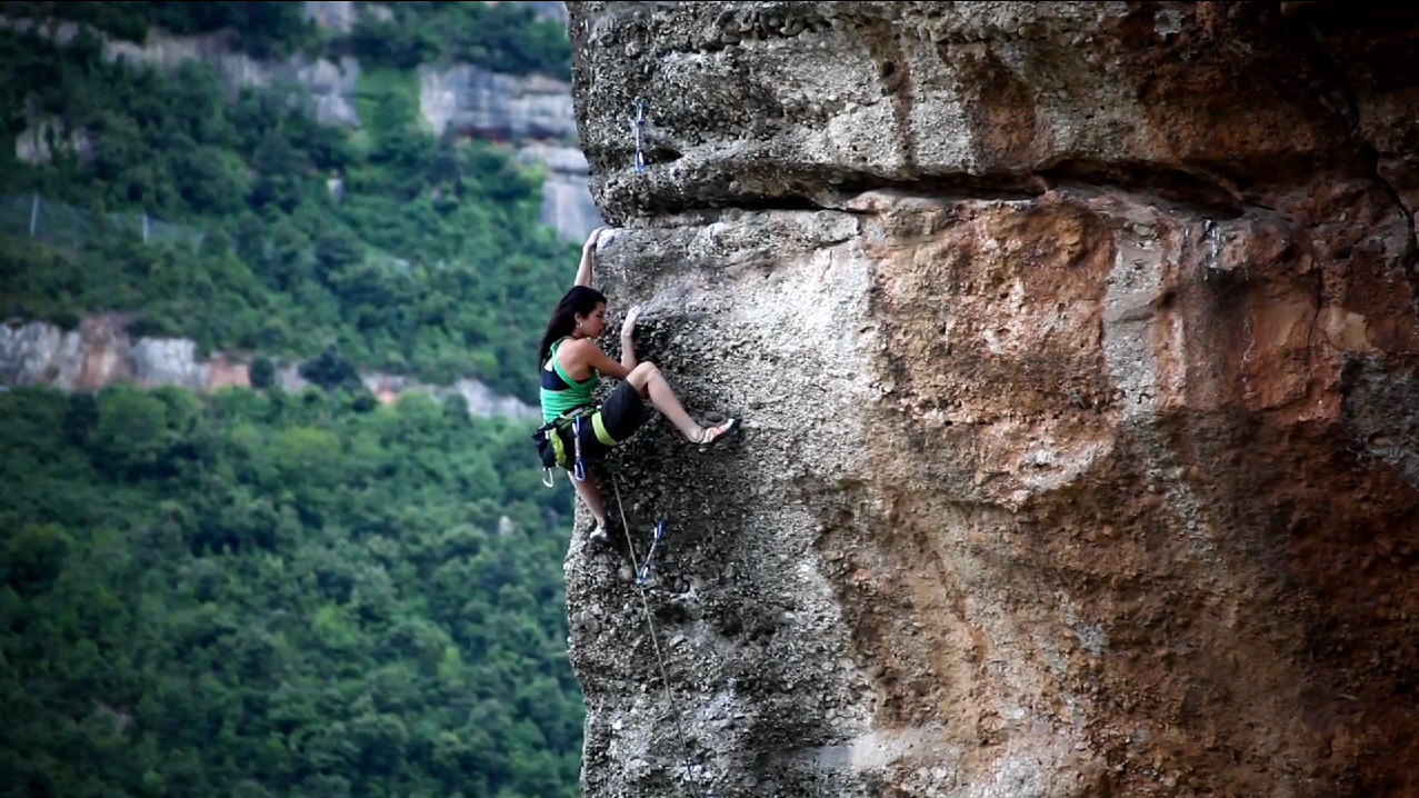 Video de escalada deportiva; Marieta Cartró en La joia de l'Alamut 8b - Montserrat