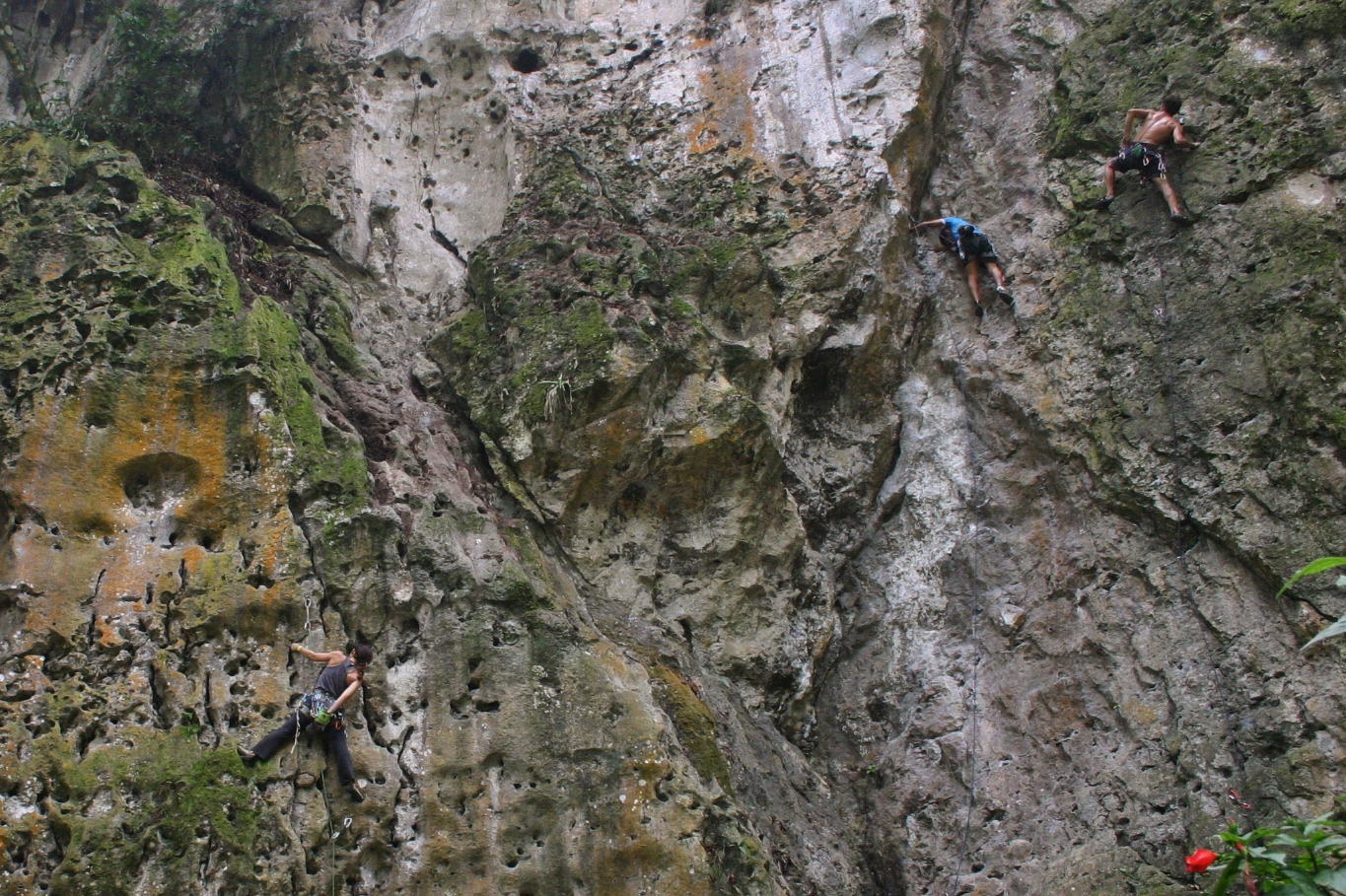 escaladores en el 1er maratón de Escalada Deportiva Azulita 2013