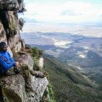 Alberto descansando en la repisa del vivac - foto - Mario 