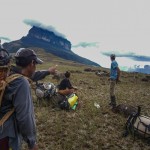 El Cacique Lucio apuntando el Amurí Tepuy