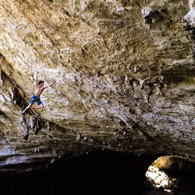 Adam Ondra en Il domani 9a a vista - Cueva de BaltzolaAdam Ondra en Il domani 9a a vista - Cueva de Baltzola