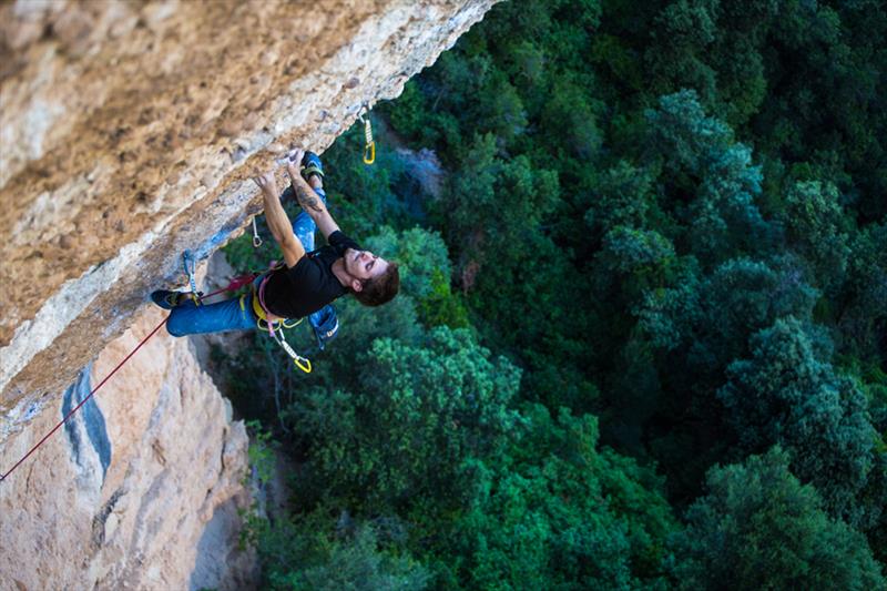 Video escalada deportiva Felipe Camargo realizando Era Vella 9a en Margalef Catalunya