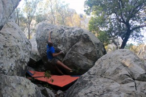 Escalada en Boulder; consejos para visitar El Helechal en Bolonia España