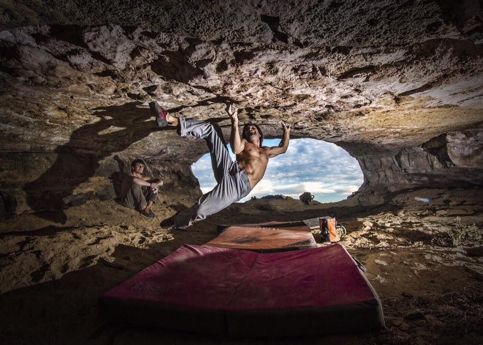 Chris Sharma realiza Catalan Witness the Fitness posible 8c en Cova de Ocell