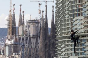 Alain Robert, El ‘Spiderman francés’ escala otra vez la Torre Agbar de Barcelona