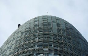 Alain Robert, El ‘Spiderman francés’ escala otra vez la Torre Agbar de Barcelona