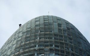 Alain Robert, El ‘Spiderman francés’ escala otra vez la Torre Agbar de Barcelona