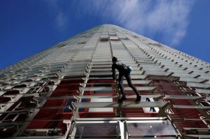 Alain Robert, El ‘Spiderman francés’ escala otra vez la Torre Agbar de Barcelona