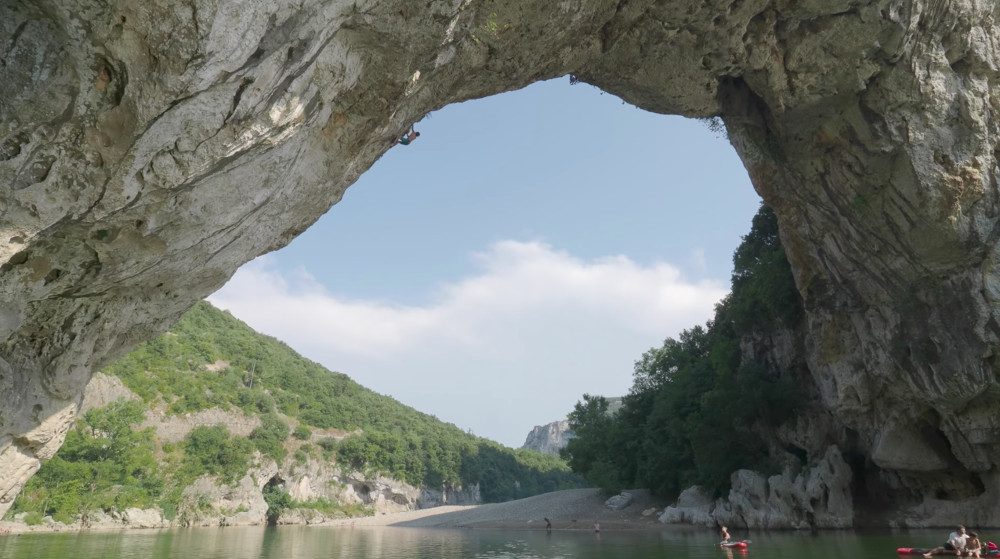 Video Psicobloc; Chris Sharma primer ascenso al Pont-d’Arc en Ardèche