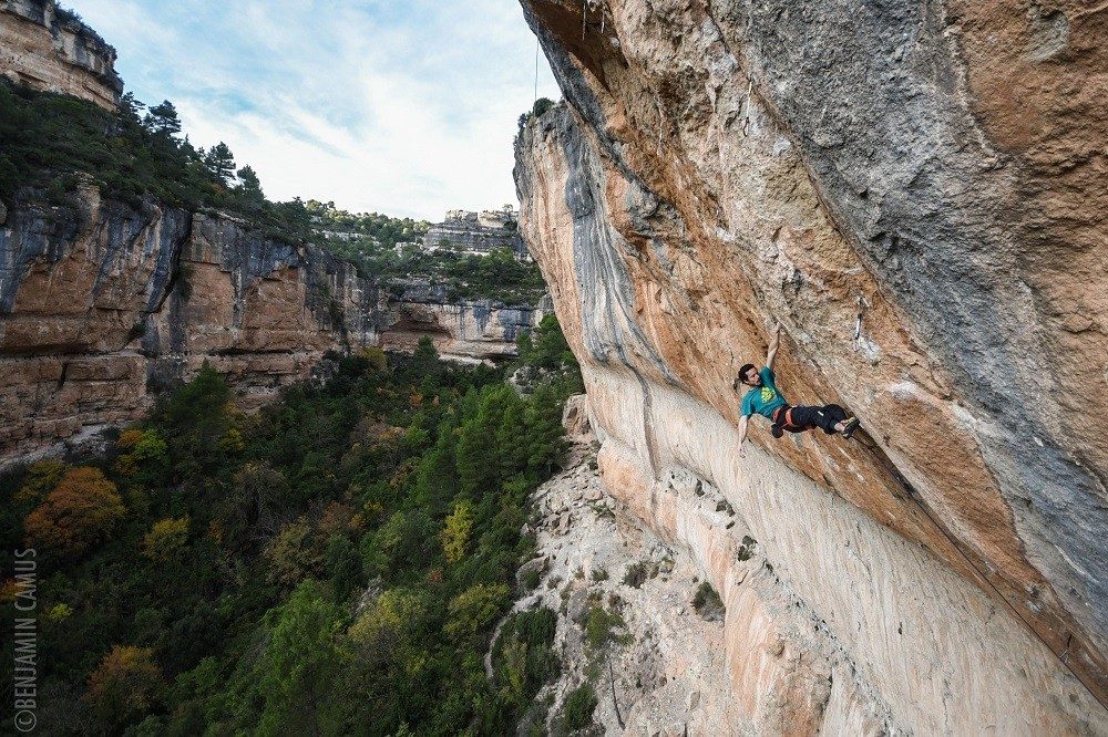 Tomás Ravanal encadena Estado Critico 9a en Siurana - Foto Benjamin Camus