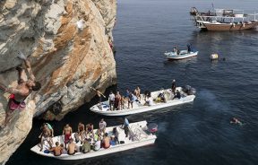 Chris Sharma inaugura primer Psicobloc Red Bull en Omán el Oriente Medio