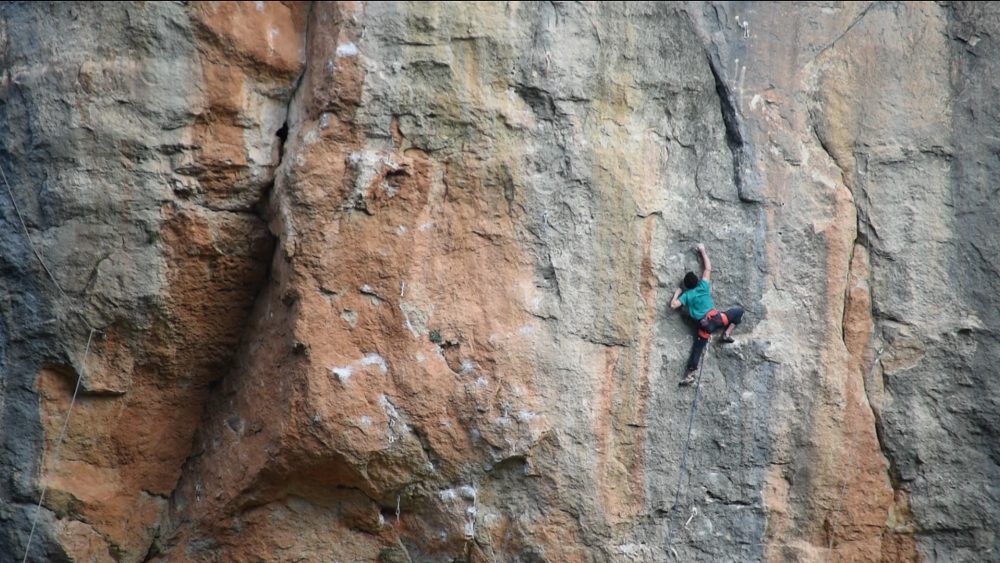 Video escalada deportiva: Tomas Ravanal en Estado Critico 9a