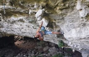 Cintia Percivati escala y encadena White Zombie 8c en la Cueva de Baltzola