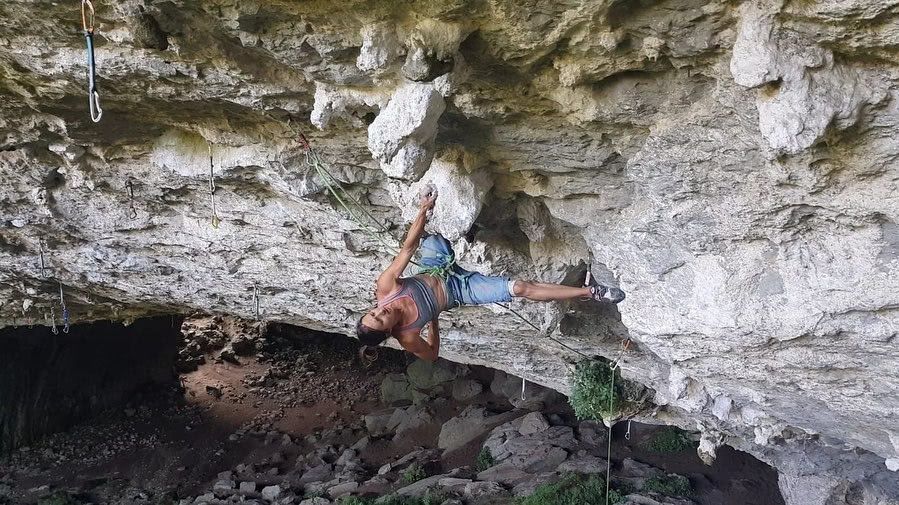 Cintia Percivati escala y encadena White Zombie 8c en la Cueva de Baltzola