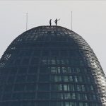 Dos hombres escalan la Torre Glòries de Barcelona