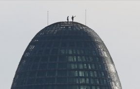 Dos hombres escalan la Torre Glòries de Barcelona